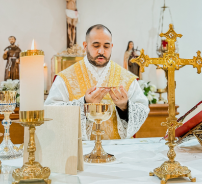 Sacerdote, torna-te o que tu és!